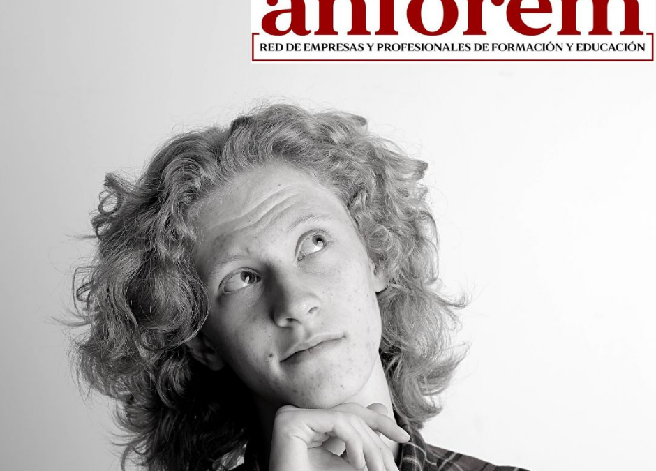 Persona pensativa tomando la decisión de formarse con ANFOREM - Red de Empresas y Centros de Formación Anforem
